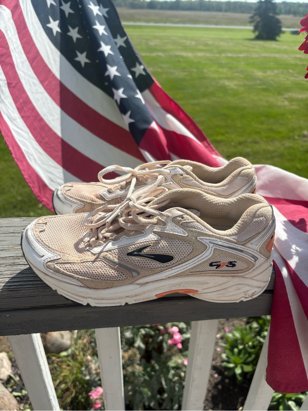 Brooks Women’s Light Beige and Peach Runner